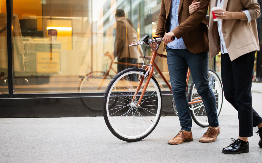 Foto zeigt ein Pärchen mit Fahrrad, in Einkaufspassage