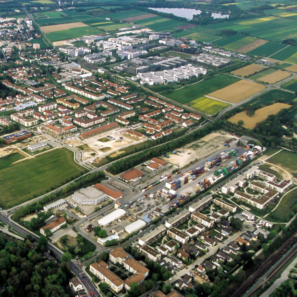 Bild zeigt das Kiesagelände und Umgebung aus der Luft